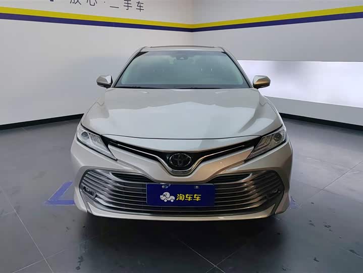 Фото 2 - Toyota Camry