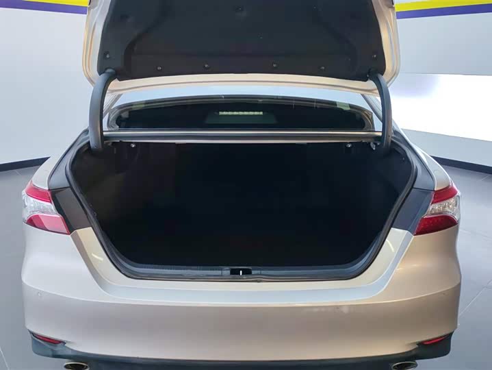 Фото 4 - Toyota Camry