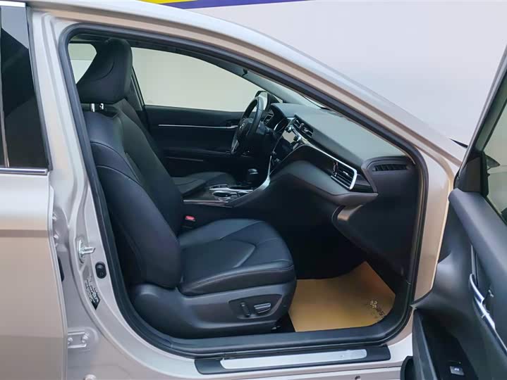 Фото 8 - Toyota Camry