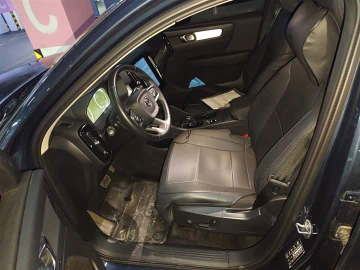 Фото 8 - Volvo XC40