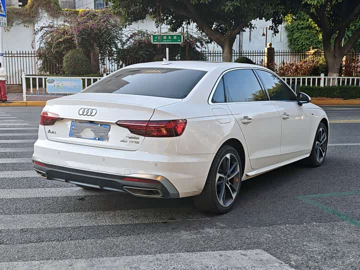 Фото 4 - Audi A4L