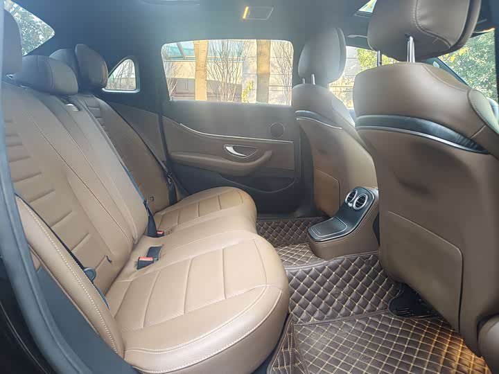 Фото 7 - Mercedes-Benz E-Class