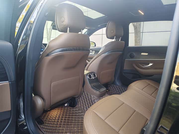 Фото 9 - Mercedes-Benz E-Class