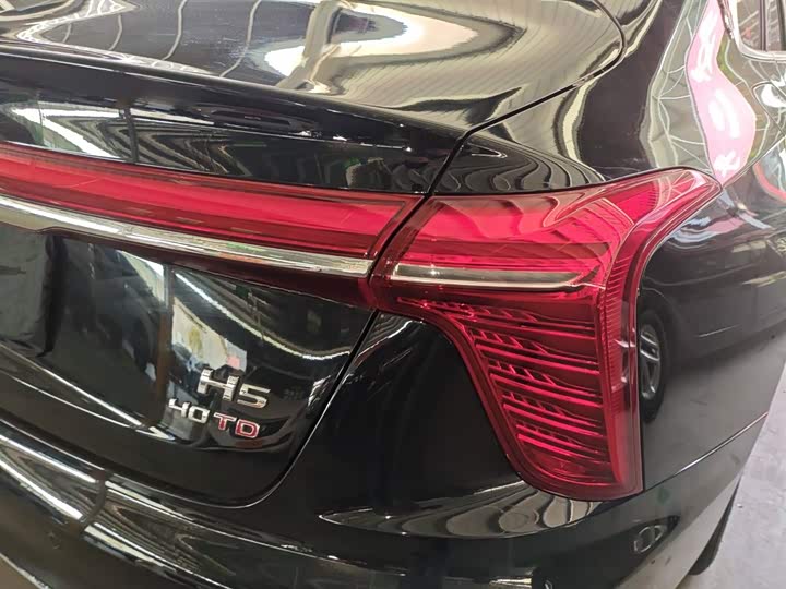 Фото 8 - Hongqi H5