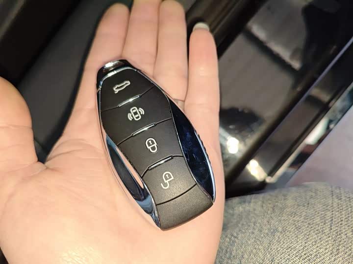 Фото 9 - Hongqi H5