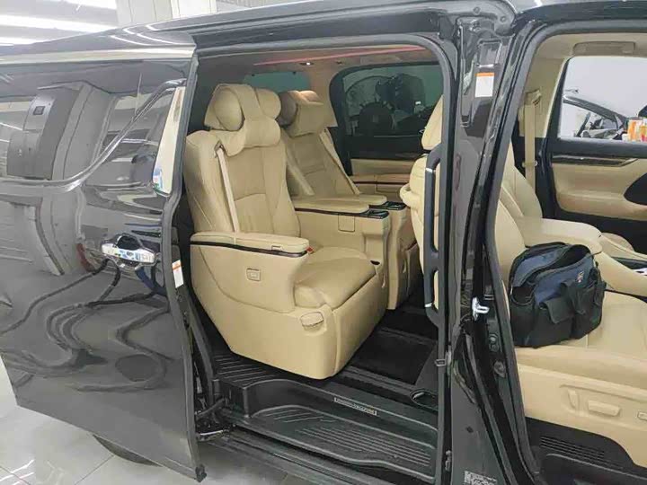 Фото 7 - Toyota Vellfire