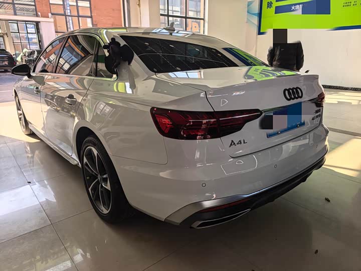 Фото 8 - Audi A4L