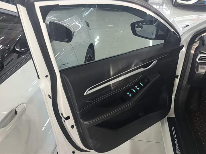 Фото 7 - Geely Emgrand