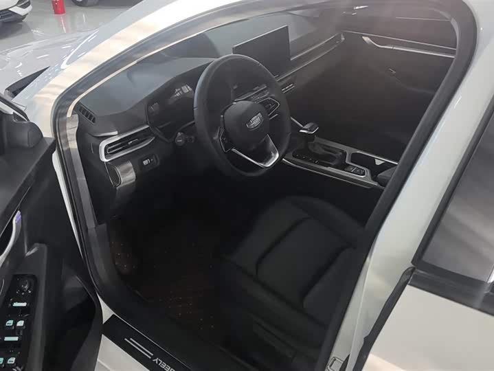 Фото 9 - Geely Emgrand