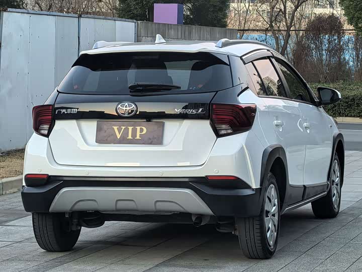 Фото 4 - Toyota Yaris L Hatchback