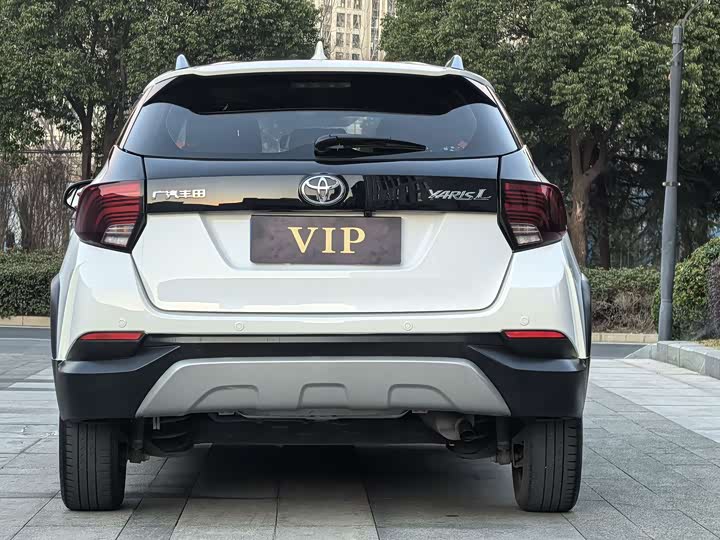 Фото 5 - Toyota Yaris L Hatchback