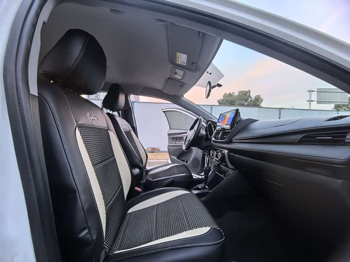 Фото 7 - Toyota Yaris L Hatchback