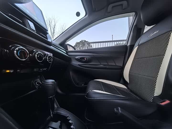 Фото 9 - Toyota Yaris L Hatchback