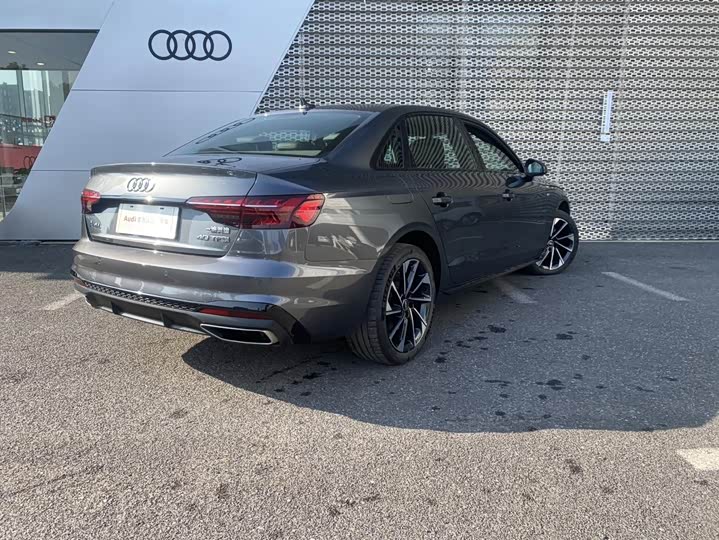 Фото 4 - Audi A4L