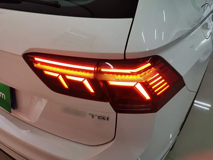 Фото 8 - Volkswagen Tiguan L Pro