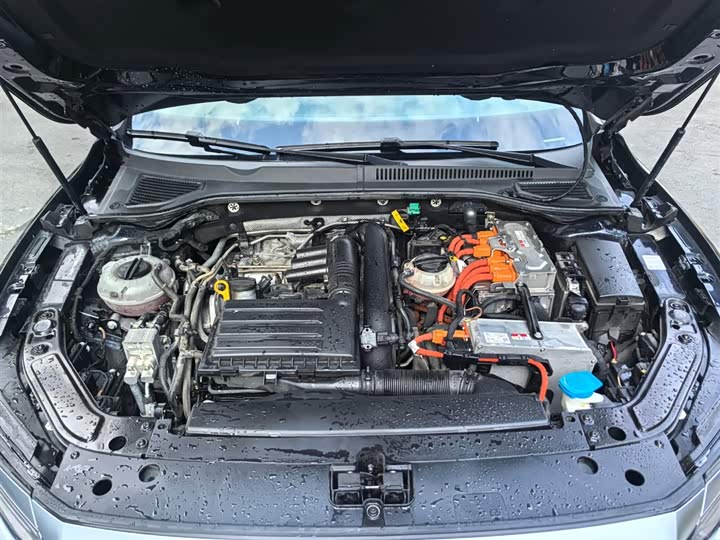 Фото 8 - Volkswagen Passat Hybrid