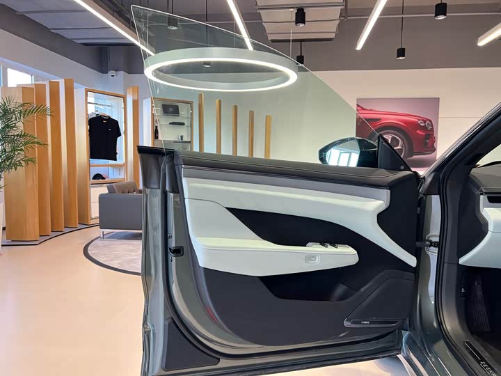 Фото 7 - Zeekr 001