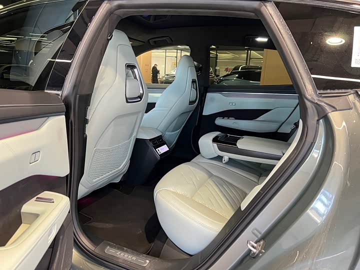 Фото 9 - Zeekr 001