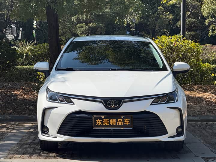 Фото 2 - Toyota Corolla