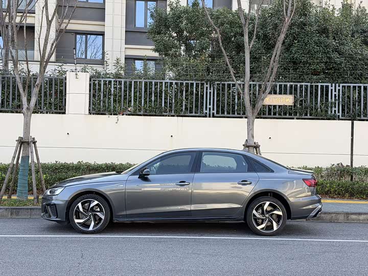 Фото 2 - Audi A4L