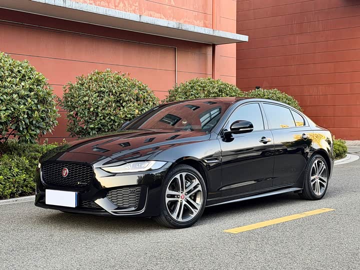 Фото 1 - Jaguar XE L