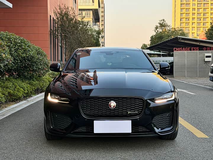 Фото 2 - Jaguar XE L