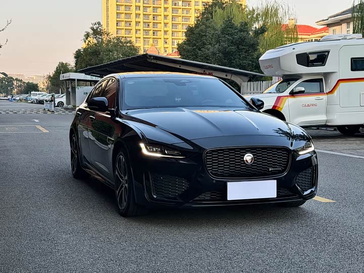 Фото 3 - Jaguar XE L