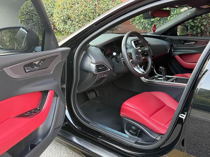 Фото 4 - Jaguar XE L