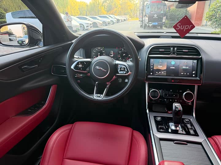 Фото 6 - Jaguar XE L