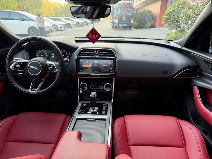 Фото 7 - Jaguar XE L