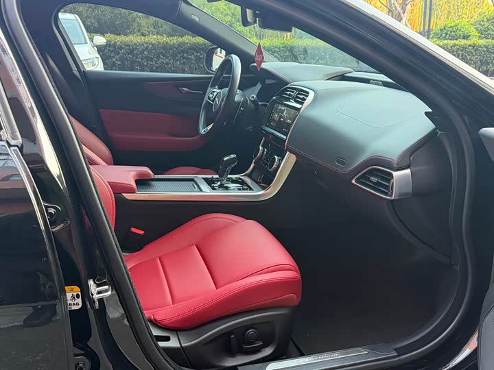 Фото 8 - Jaguar XE L