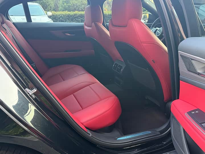 Фото 9 - Jaguar XE L