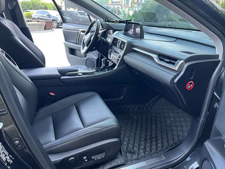 Фото 4 - Lexus RX