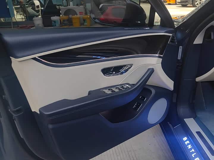 Фото 8 - Bentley Flying Spur