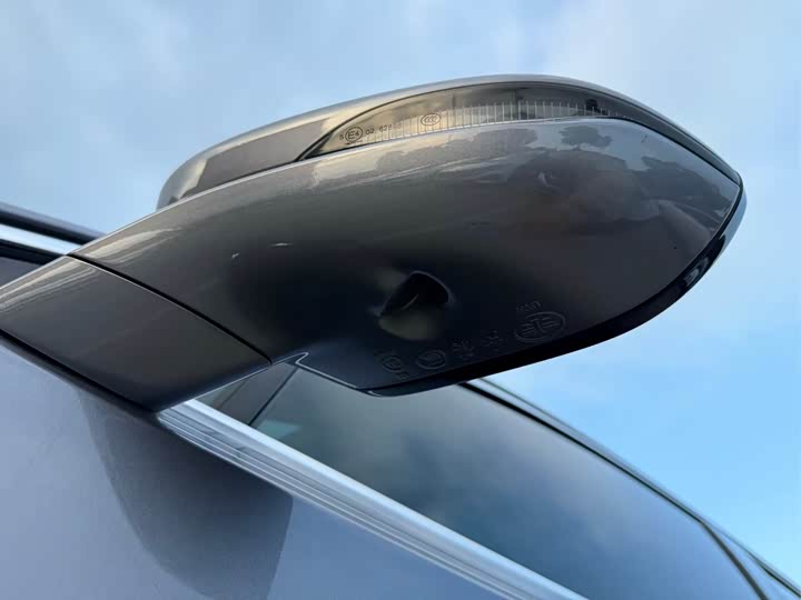 Фото 8 - Hongqi H5