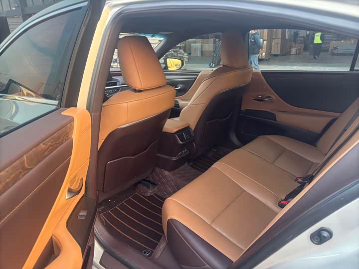 Фото 4 - Lexus ES