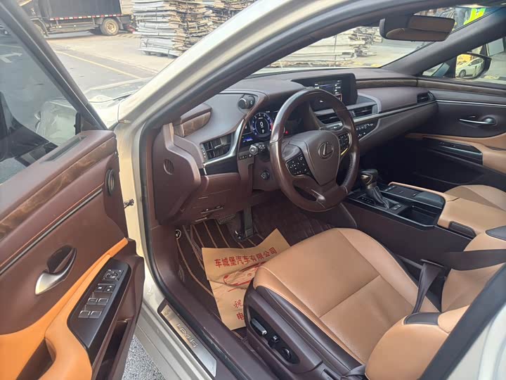 Фото 5 - Lexus ES