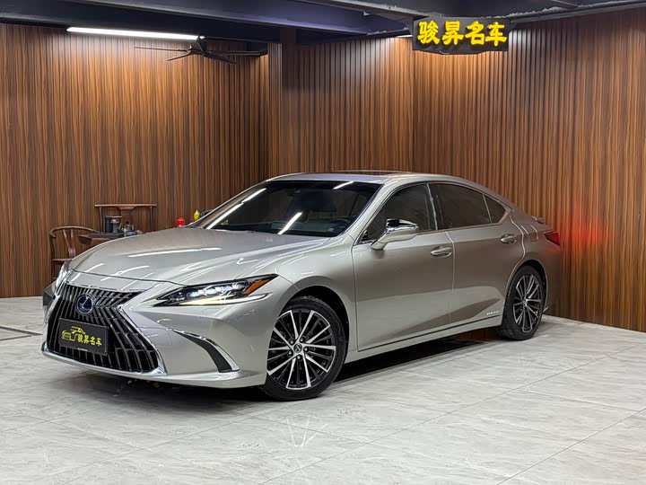 Фото 1 - Lexus ES