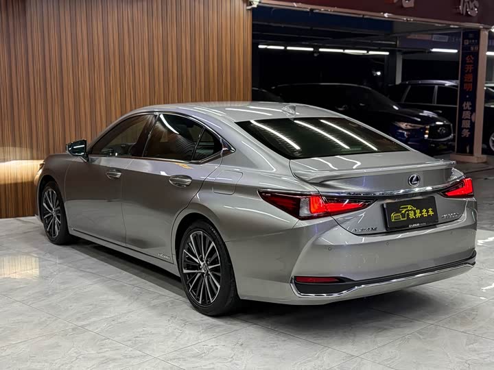 Фото 6 - Lexus ES