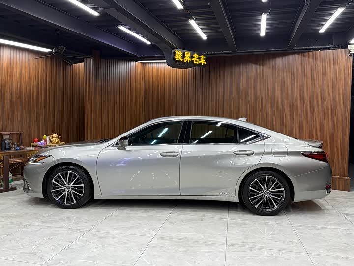 Фото 7 - Lexus ES
