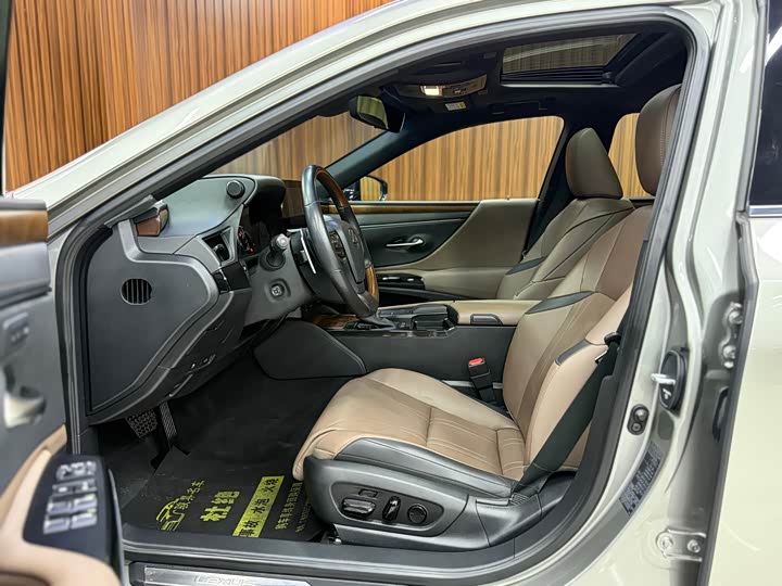 Фото 8 - Lexus ES