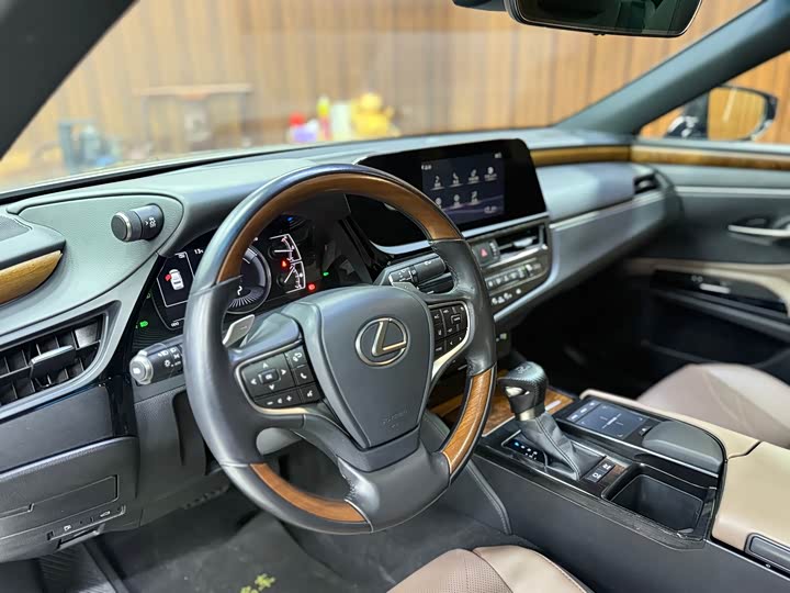 Фото 9 - Lexus ES