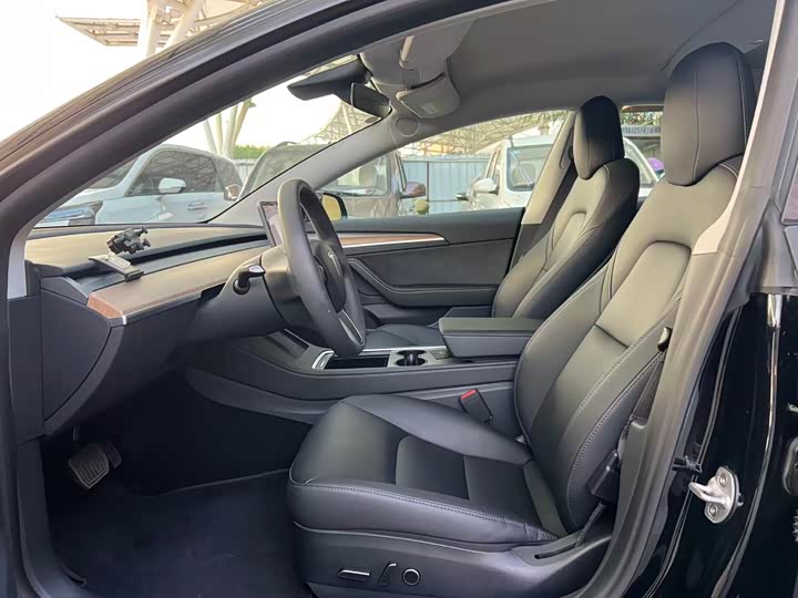 Фото 3 - Tesla Model 3