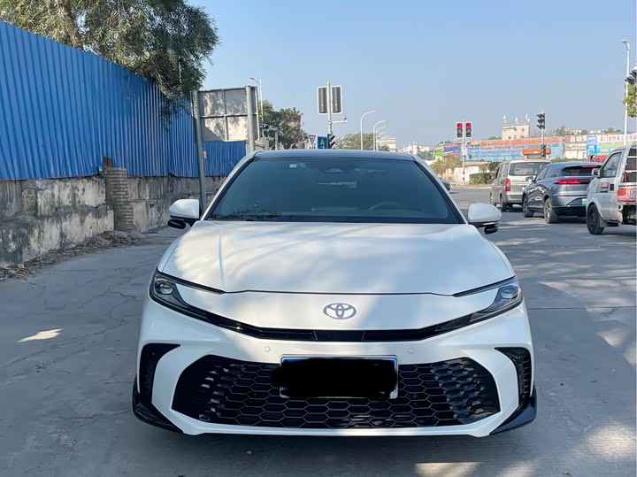 Фото 2 - Toyota Camry