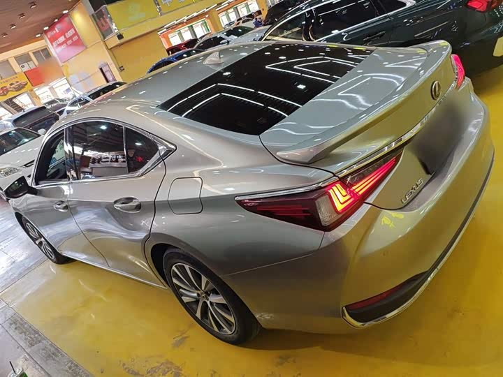 Фото 5 - Lexus ES