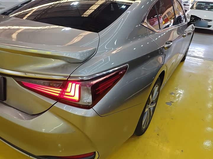 Фото 8 - Lexus ES