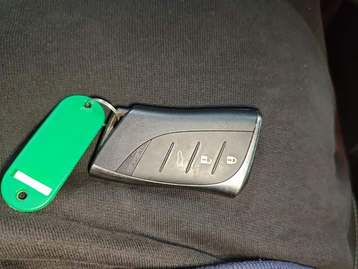 Фото 9 - Lexus ES