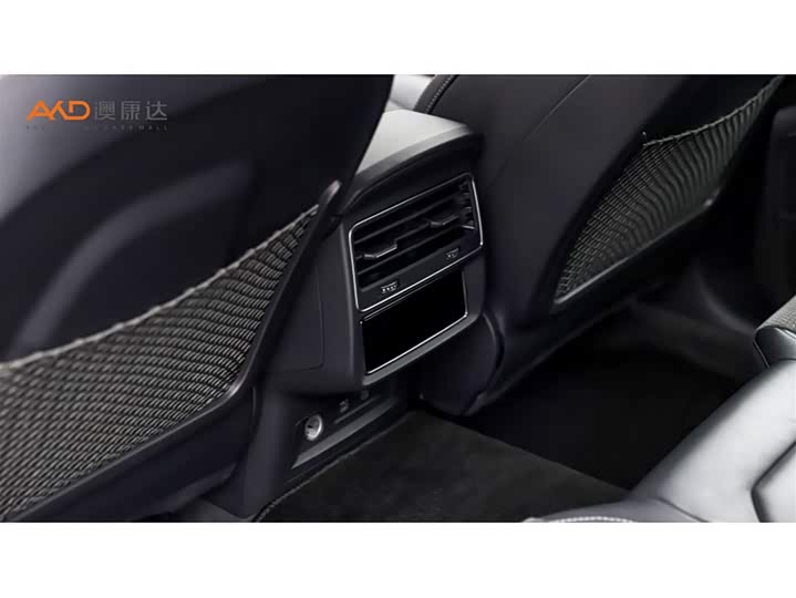 Фото 9 - Audi Q8