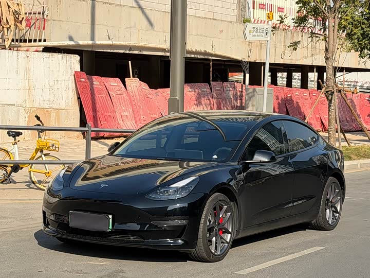 Фото 1 - Tesla Model 3