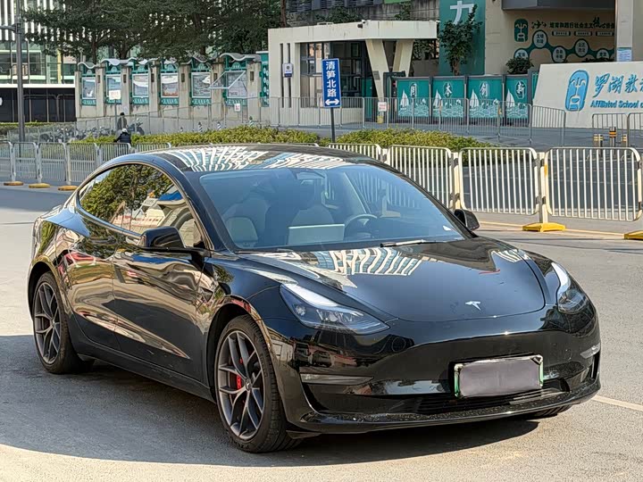 Фото 3 - Tesla Model 3